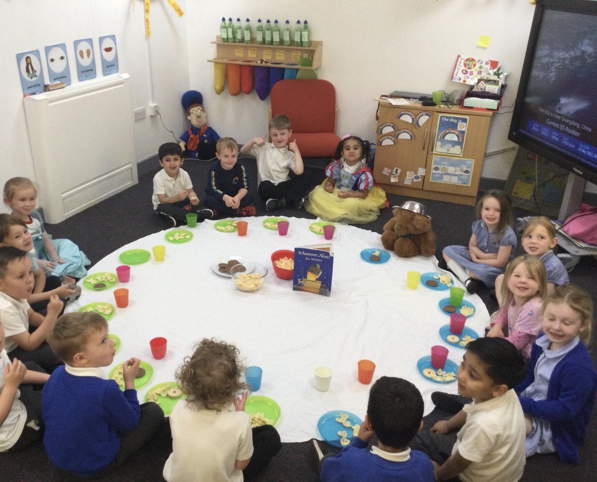 GLPrimary's tweet image. We had lots of fun having a picnic on the moon in Butterflies today #WhateverNext🌙🌕✨🧸