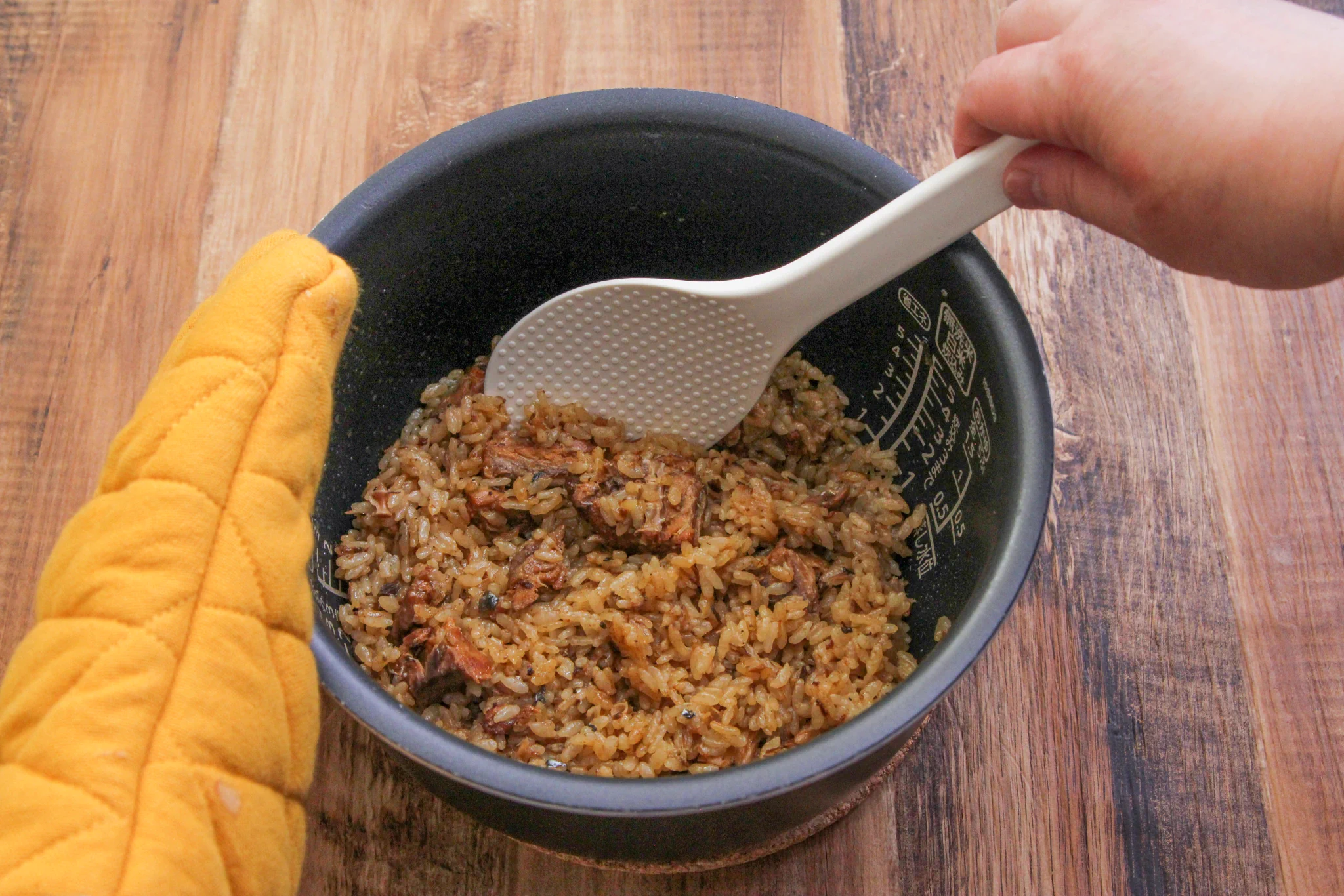 サバの味噌煮缶×バターの組み合わせがご飯とよく合いそう！とっても美味しそうな炊き込みご飯レシピ！
