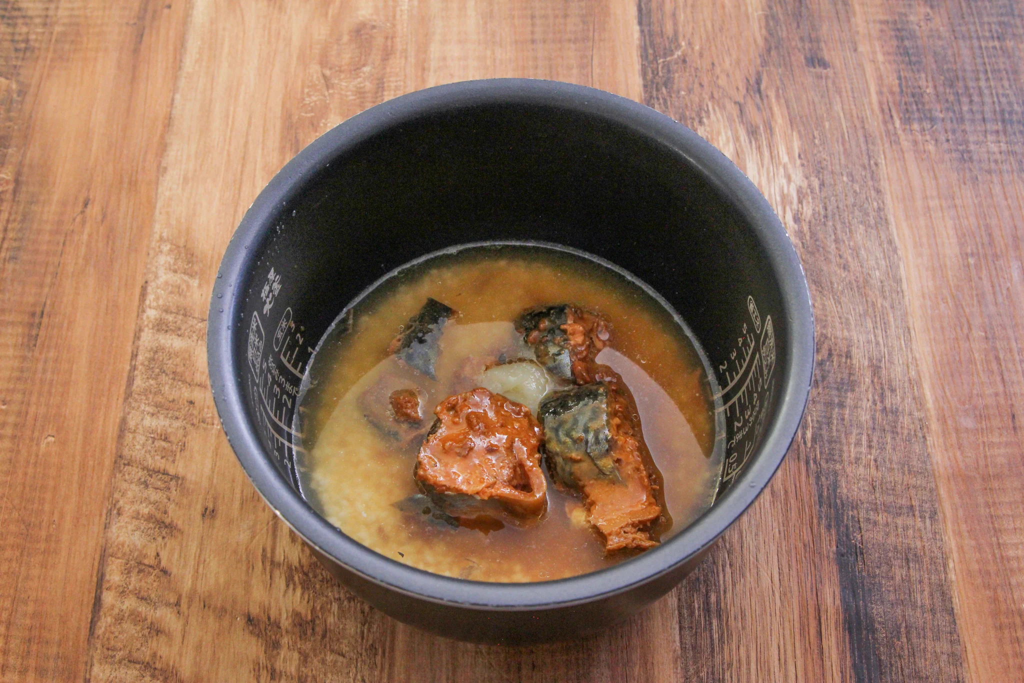 サバの味噌煮缶×バターの組み合わせがご飯とよく合いそう！とっても美味しそうな炊き込みご飯レシピ！