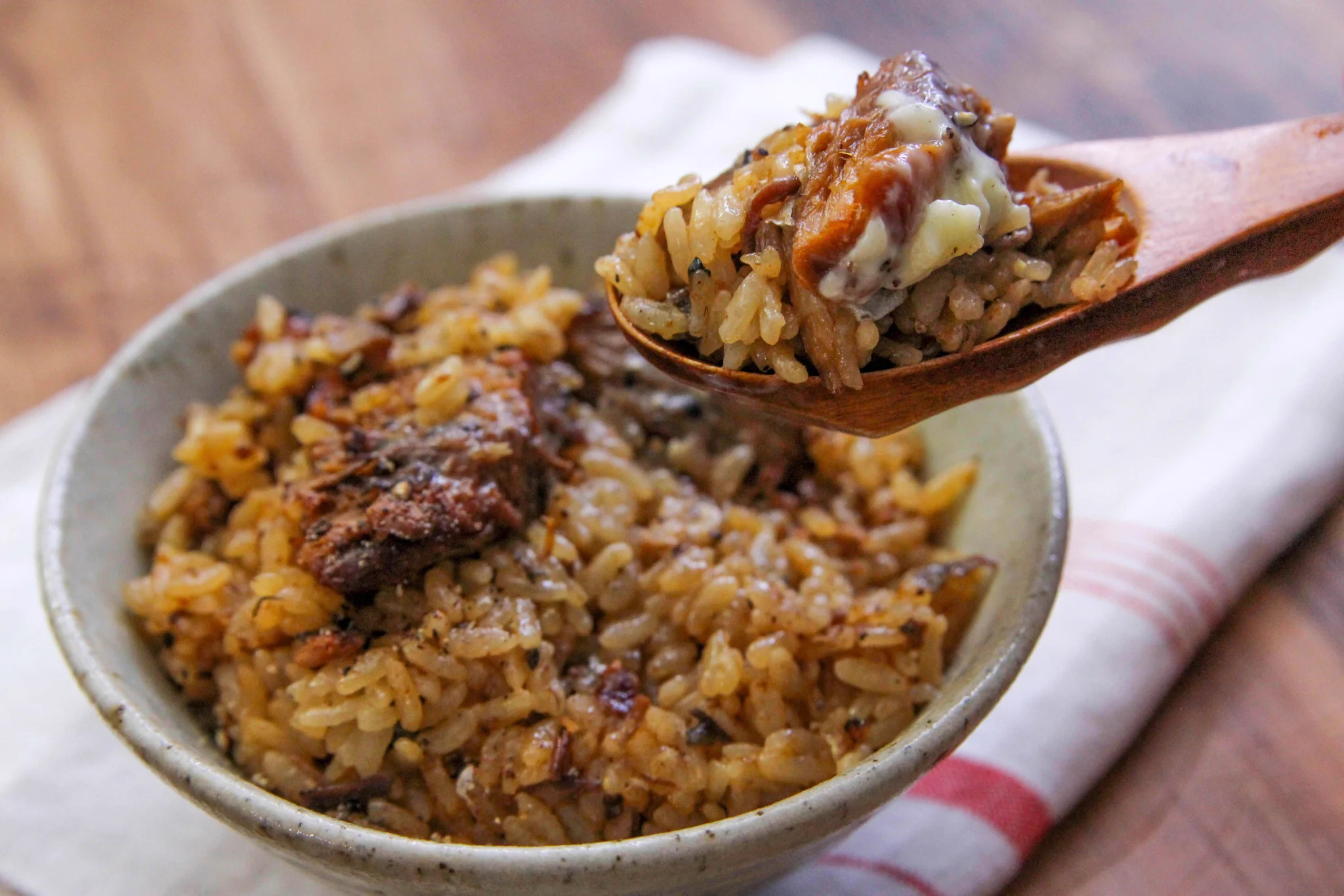 サバの味噌煮缶×バターの組み合わせがご飯とよく合いそう！とっても美味しそうな炊き込みご飯レシピ！