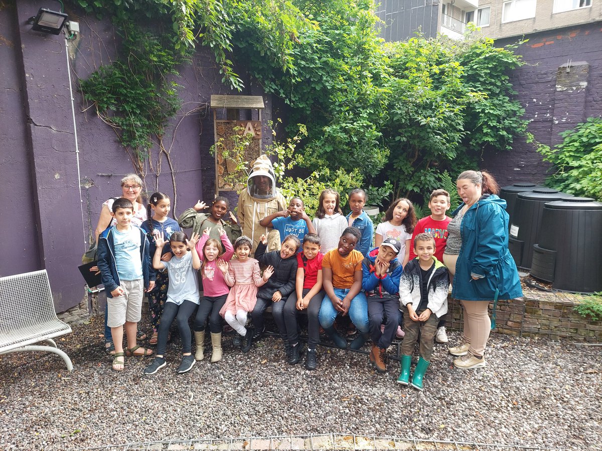 CommonsLabA's tweet photo. Today i gave my first apiculture lesson #educationasacommunityservice #knowledgeascommons https://t.co/FnpNhMdPYW