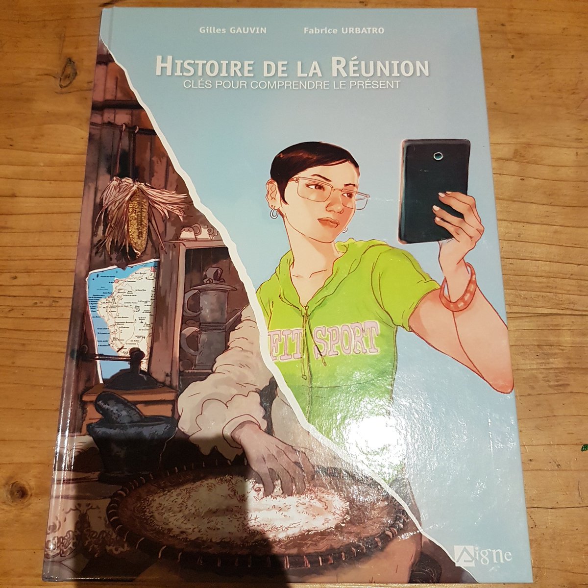 Très intéressant roman graphique pour comprendre l'Histoire de la #Reunion de Gilles Gauvin et Fabrice Urbatro. 
Clin d'oeil à l'AAPEJ membre du <a href="/GroupeSOS/">Groupe SOS</a> .Le scénario et le graphisme nous font voyager sur les sites historiques de l'île dont l'APECA et sa symbolique chapelle.