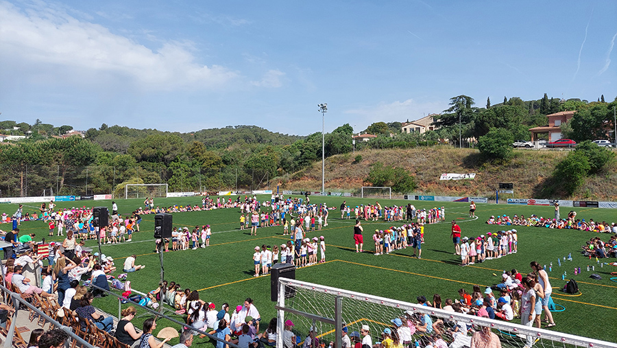 AjAmetllaValles's tweet photo. 💃 Aquest matí el Camp de Futbol Municipal ha acollit la ballada final del projecte "Fem dansa", i ha reunit 517 alumnes de P5 i 2n de primària de 9 escoles de l'#AmetlladelVallès, #laGarriga, #Aiguafreda i #LliçadeVall. https://t.co/lNLKl58hcr