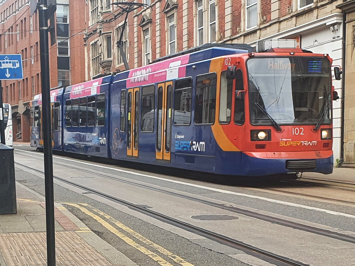 JamesTGlossop's tweet photo. Sheffield Supertram 102 gliding down towards Cathedral tram stop on a Blue Route service to Halfway P&R. (20/05/2022) #Cathedral #SheffieldSupertram #BlueRoute @JedKendray @303032_trains https://t.co/zlzf0TSHlO