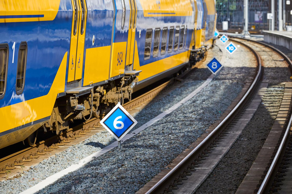 Er wordt vanmiddag een heftige storm verwacht in het zuiden van het land. ProRail-collega's uit andere delen van het land staan klaar om te helpen bij het repareren van stormschade. Uit voorzorg rijdt de IC Utrecht – Heerlen niet vanaf 13:00 prorail.nl/nieuws/voorber…