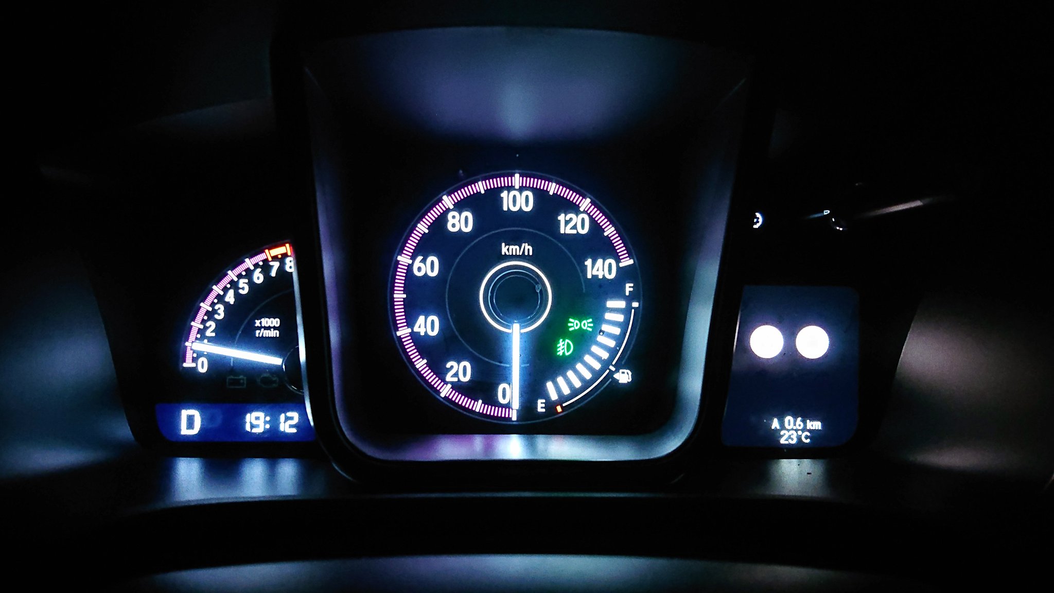 ところリョージ 人生は一期一会 意外に知らない人が多い豆知識 ガソリン車で給油口が車のどちら側についてるか分からず間違えてる人がいたけど 実はメーター内の ガソリンマーク で分かるんだなぁ スタンドマーク の横の 矢印 ところリョージ 人生は一期一会 意外に知らない人が多い豆知識 ガソリン車で給油口が車のどちら側についてるか分からず間違えてる人がいたけど 実はメーター内の ガソリンマーク で分かるんだなぁ スタンドマーク の横の 矢印