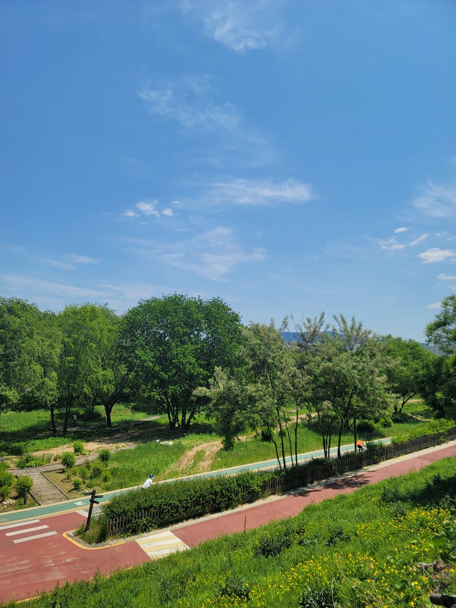 요즘날씨가너무 좋네요. 욕심을내려노고나니 여유가생겨네요.
걸다가 쉬다가 음악듣으며서 ~~
혼자인것이 아쉽지만요 ㅎ