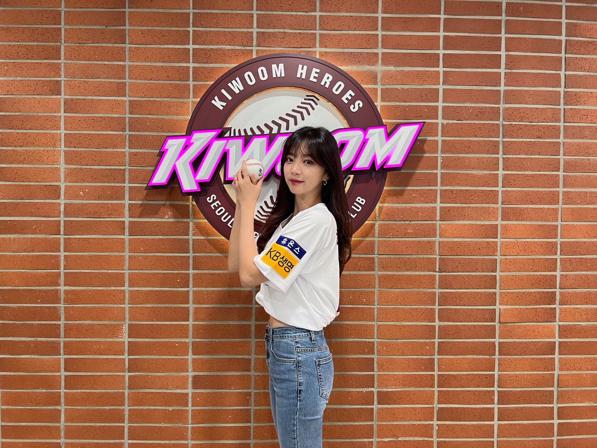 officialLABOUM's tweet photo. [#해인]

오늘의 #시구요정 해인🌸
열심히 연습한 시구였는데
라떼 잘보셨나요?⚾
#키움히어로즈 화이팅!!

#LABOUM #라붐
#KBO #키움히어로즈 https://t.co/IbvwZyNs1g