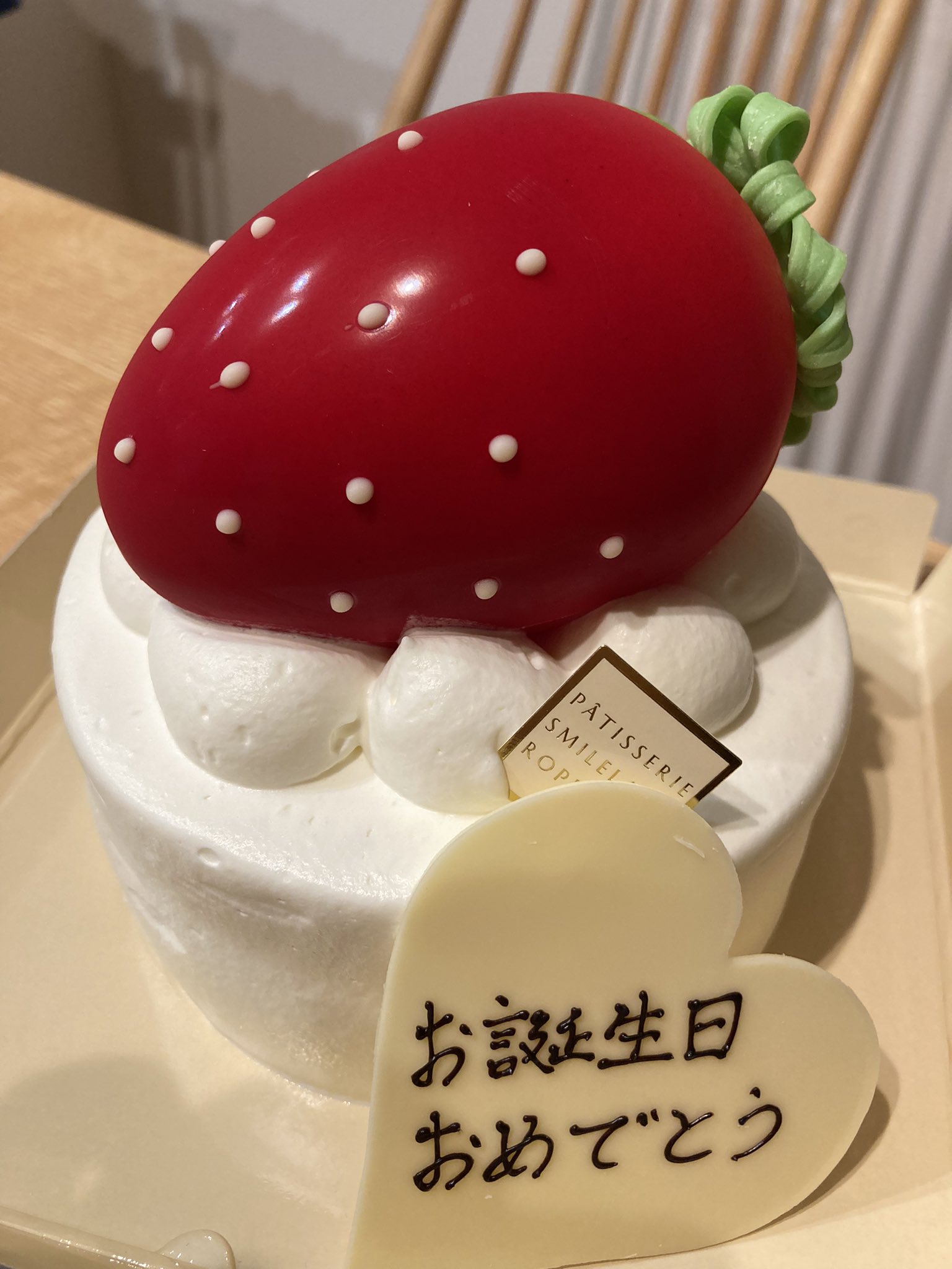 アメアシ フリーのデザイナー Uiux勉強中 念願のスマイルラボのケーキ 12cmのホールケーキの上に大きなイチゴの形のチョコレート 割るのが楽しみ T Co Y2zybnwpcs Twitter