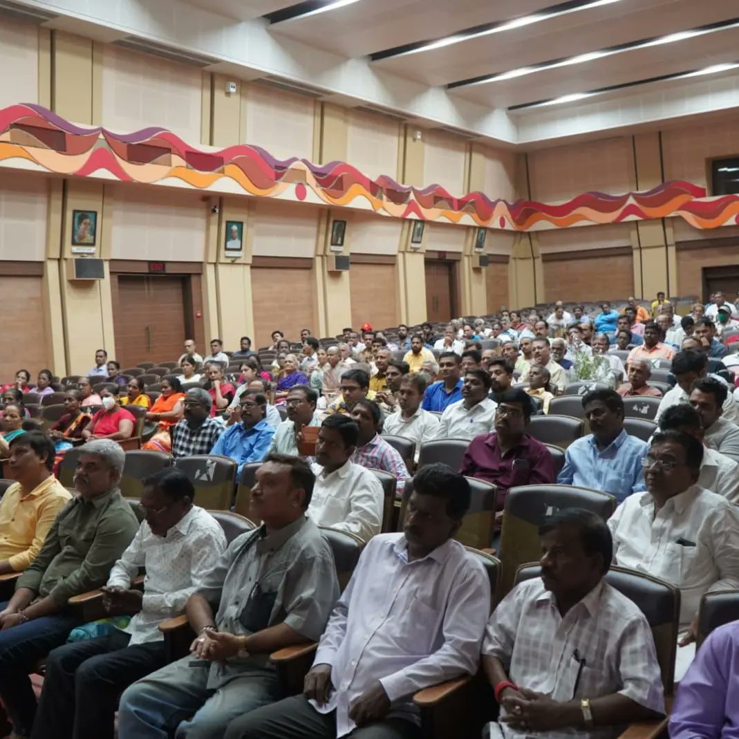 RmmsOffice's tweet photo. *गिरणीचाळ रहिवाशांच्या हक्काच्या घरासाठी मुख्यमंत्र्यांची भेट घेणार! 
गिरणीचाळ रहिवाशांच्या बैठकीत मा.श्री.सचिन अहिर यांची ग्वाही* https://t.co/EyYHOhPkWq