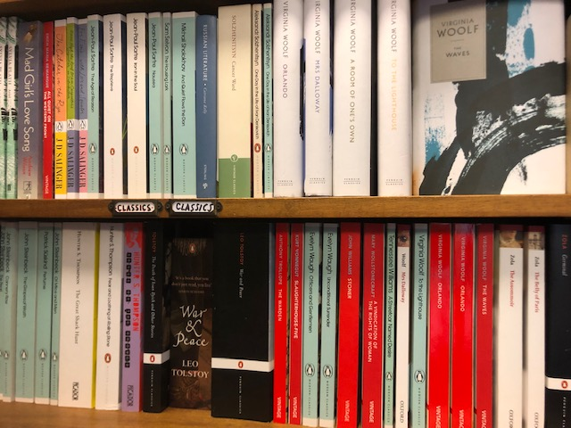 FredsBookshop's tweet photo. When the height of your bookshelves conspire against you and force you to go against all alphabetalised logic ...๐ญ oh #VaginiaWoolf ! the Waves and discordance you've created!!
#classics #booksellerproblems
https://t.co/rHbYwtII9X ๐ https://t.co/IAxZdD3lIs