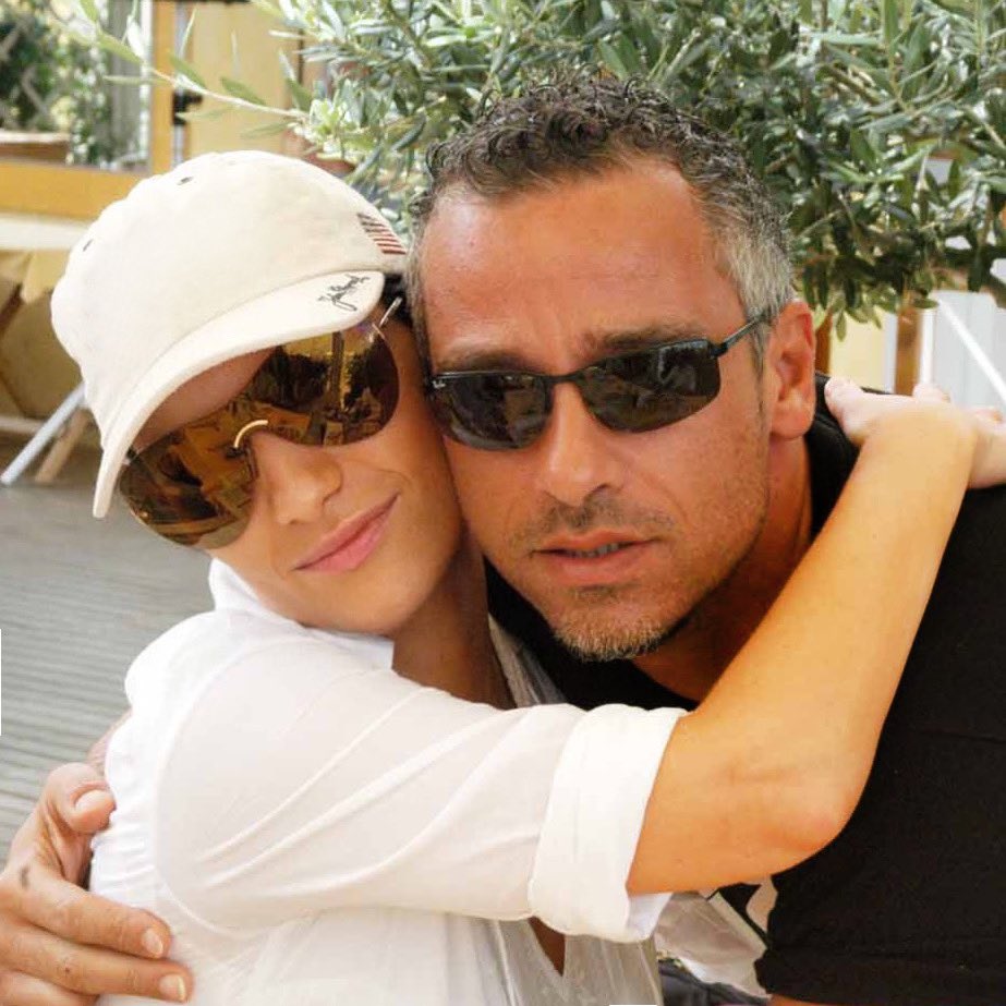 LauraPausini's tweet photo. Tra le persone che amo di più nella lista dei miei colleghi, oltre che idoli, c’è da sempre lui! Un artista unico che ha sempre cantato l’amore, rispettando la figura della donna gentilmente. Sarà @RamazzottiEros il mio ospite sul palco di #UnaNessunaCentomila l’11 Giugno 2022! https://t.co/84VXyaRov7