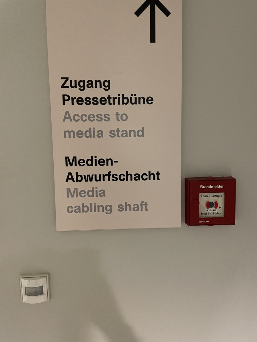 Wohin sollen wir den abgeworfen werden? Ich find das ja etwas übergriffig <a href="/Oly_Berlin/">Olympiastadion Berlin</a> #pokalfinale