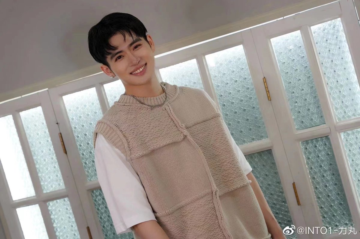 rrrrrikimaru's tweet photo. 220520 Weibo Update

现在看以前的我，我真的瘦了呀！🫣和过去的自己say bye-bye～哈哈
Now (I) look at me in the old days, I really get thinner! 🫣Say bye bye to the old me~ haha
今以前の写真を見たら、本当に痩せたな！🫣以前の自分にsay bye-bye～はは

#Rikimaru
#INTO1Rikimaru
#力丸 https://t.co/mfz6yoLlAe
