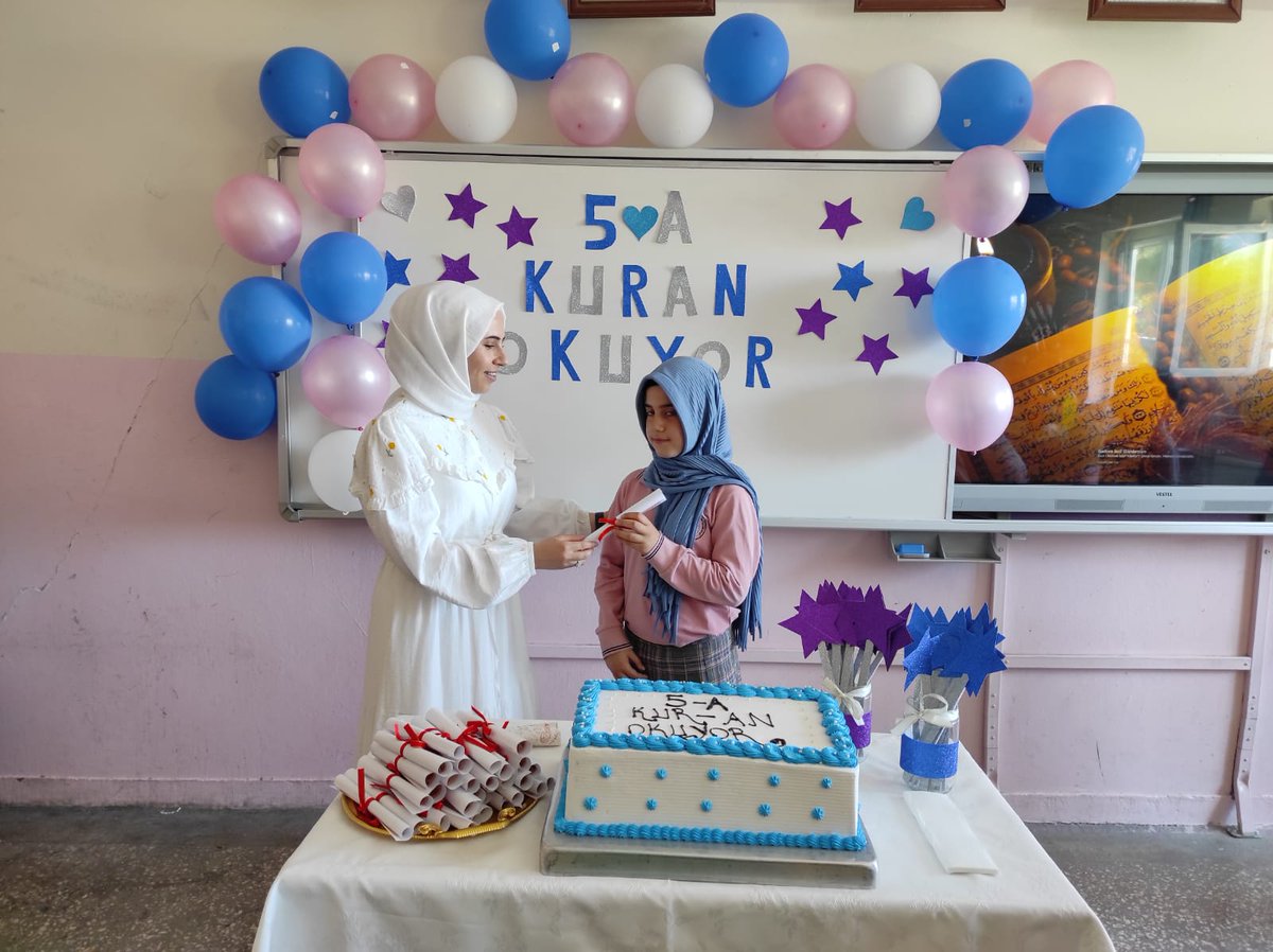 5-A sınıfımızın ögrencileri Din Kültürü ve Ahlak Bilgisi öğretmenimiz Yasemin Tuğrul'un rehberliğinde Kur'an-ı Kerim'e geçmenin mutluluğunu yaşadı. <a href="/TurgutMehdi/">Mehdi TURĞUT</a> <a href="/BirecikMem/">Birecik İlçe Mem</a>