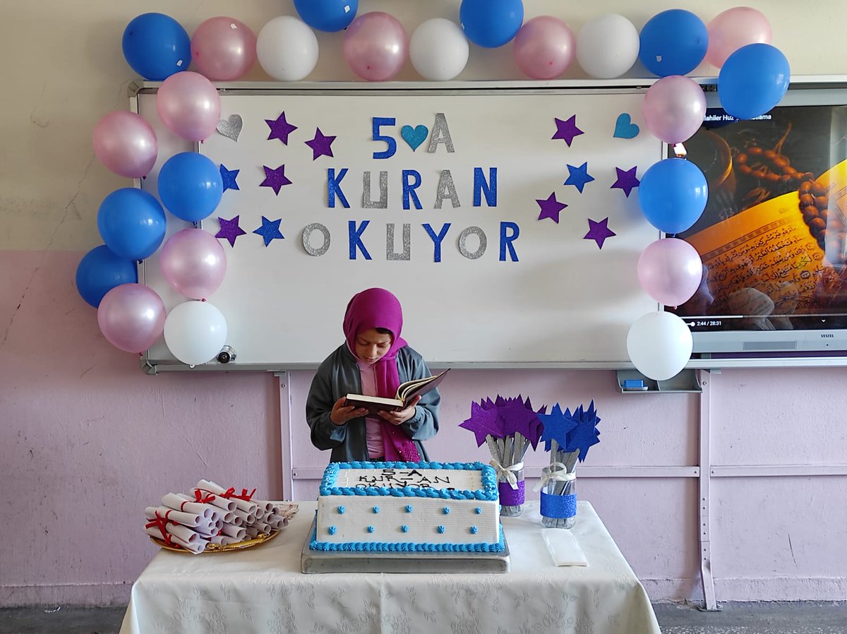 ayraniho's tweet photo. 5-A sınıfımızın ögrencileri Din Kültürü ve Ahlak Bilgisi öğretmenimiz Yasemin Tuğrul'un rehberliğinde Kur'an-ı Kerim'e geçmenin mutluluğunu yaşadı. @TurgutMehdi @BirecikMem https://t.co/29NNaM9py7