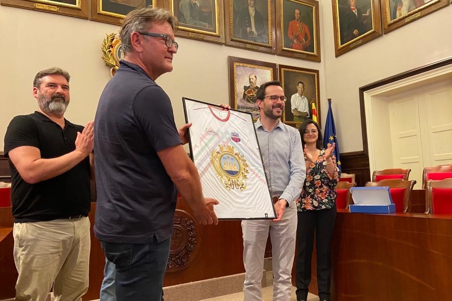cd_menorca's tweet photo. EL AYUNTAMIENTO DE MAHÓN RECIBE AL REGIONAL
¡¡Campeones de Liga!! 💪🏻⚽️🏆🔝 @AjuntamentMao
¡Lee la noticia completa en nuestra web!
📰➡️💻 https://t.co/aK0eoWUx9z
💙❤️💙
#cdmen #cdmenorca #cdmenorcatv #cdmentv #clubdeportivomenorca #futbol #futbolmenorca #futbolbalear https://t.co/ZkqpN7u3Tz