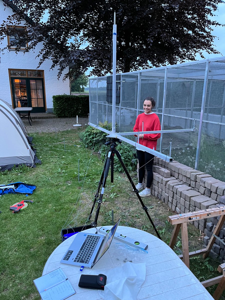 nacht_de's tweet photo. Afg. week meegewerkt aan valideren van microfooninstallatie met 8 hoogfrequente microfoontjes die 3D beeld kan maken van vluchtbewegingen van vleermuizen 🦇
Hopen dat opnames voldoende zijn zodat @ClaireHermans (PhD @niooknaw) haar onderzoek kan afronden en publiceren. https://t.co/My9xdFGLPS