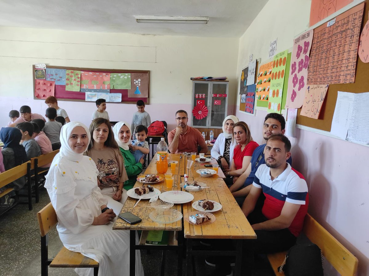 Okul kadromuz ile beraber ögrencilerimizin mutluluğuna ortak olduk. <a href="/TurgutMehdi/">Mehdi TURĞUT</a> <a href="/BirecikMem/">Birecik İlçe Mem</a>