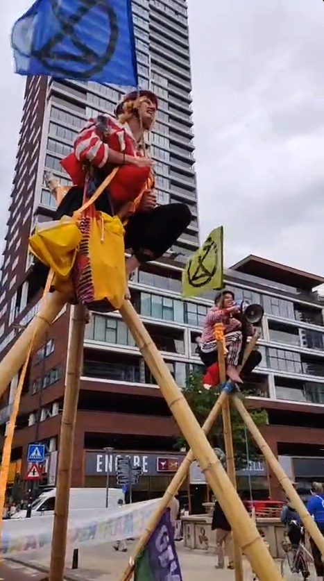 XR Jong blokkeert Regentesseburg: Wij, kinderen en jongeren, komen in opstand. Op straat ipv in de schoolbanken. Onze toekomst staat in de fik. #StopFossiel #FossieleRebellie

instagram.com/extinctionrebe…