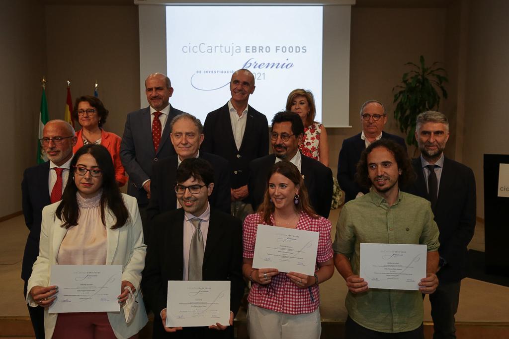 antoniomunozsev's tweet photo. #Sevilla es ciudad de #Ciencia e #Innovación gracias al talento y la vocación de jóvenes investigadores que trabajan en el @cicCartuja como Xabier, Marina, Lola y Raquel. Enhorabuena por vuestro trabajo y el reconocimiento hoy obtenido con el premio Ebro Foods. https://t.co/DfmvEMHg68