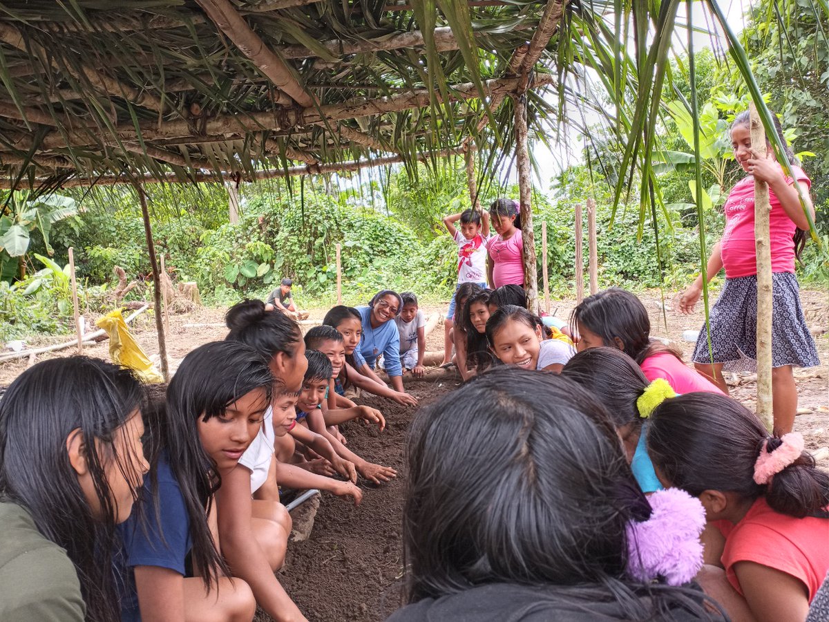 Hijas de Jesús tweet media