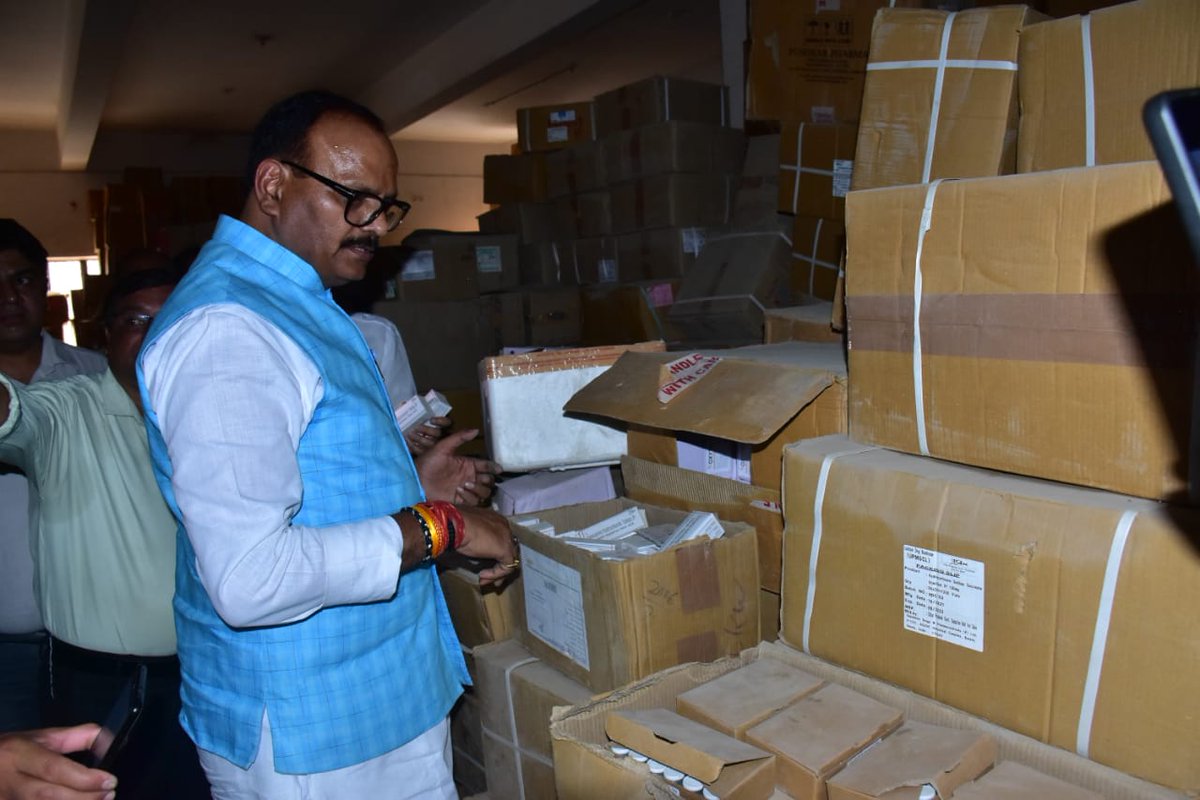 brajeshpathakup's tweet photo. उत्तर प्रदेश मेडिसिन सप्लाई कार्पोरेशन,गोदाम पहुंचकर वहाँ मानक अनुरूप दवाइयों की उपलब्धता व सप्लाई रिपोर्ट का औचक निरीक्षण कर प्रथम दृष्टया 16,40,33,033 रुपये की एक्सपायरी दवाए�� पाई गईं।जिसकी जांच हेतु समिति को जांच रिपोर्ट 3 दिनों में प्रस्तुत करने संबंधी आदेश दे दिए गए हैं। https://t.co/eI2gtDLRg5
