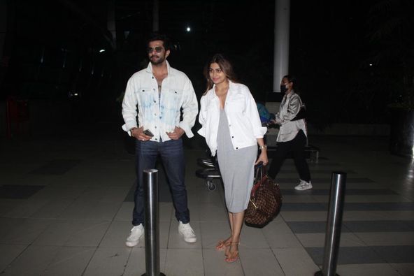 middaygujarati's tweet photo. Shamita Shetty and Raqesh Bapat spotted at the airport 
#shamitashetty #raqeshbapat #bollywoodcouple #coupleupdates #coupletime #airportlook #airportfashion  

https://t.co/tIJXn9sCD6 https://t.co/G0JSXnSkdC