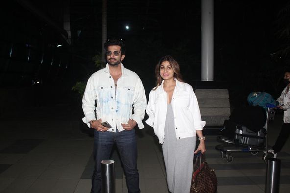 middaygujarati's tweet photo. Shamita Shetty and Raqesh Bapat spotted at the airport 
#shamitashetty #raqeshbapat #bollywoodcouple #coupleupdates #coupletime #airportlook #airportfashion  

https://t.co/tIJXn9sCD6 https://t.co/sQEkOBcZCt