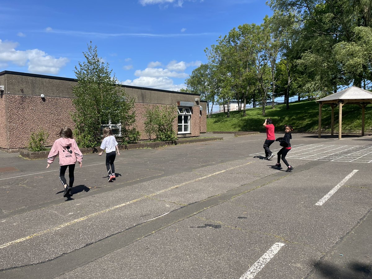 MissPClarke's tweet photo. P4 loving having some fun in the sun on #outdoorlearning day yesterday! @stmarysmaryhill https://t.co/vKsrQBvXgG