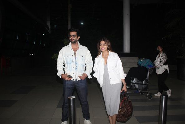 middaygujarati's tweet photo. Shamita Shetty and Raqesh Bapat spotted at the airport 
#shamitashetty #raqeshbapat #bollywoodcouple #coupleupdates #coupletime #airportlook #airportfashion  

https://t.co/tIJXn9b1Ly https://t.co/iIG7R0skfK