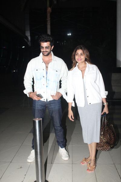 middaygujarati's tweet photo. Shamita Shetty and Raqesh Bapat spotted at the airport 
#shamitashetty #raqeshbapat #bollywoodcouple #coupleupdates #coupletime #airportlook #airportfashion  

https://t.co/tIJXn9b1Ly https://t.co/URcsLHKeq9