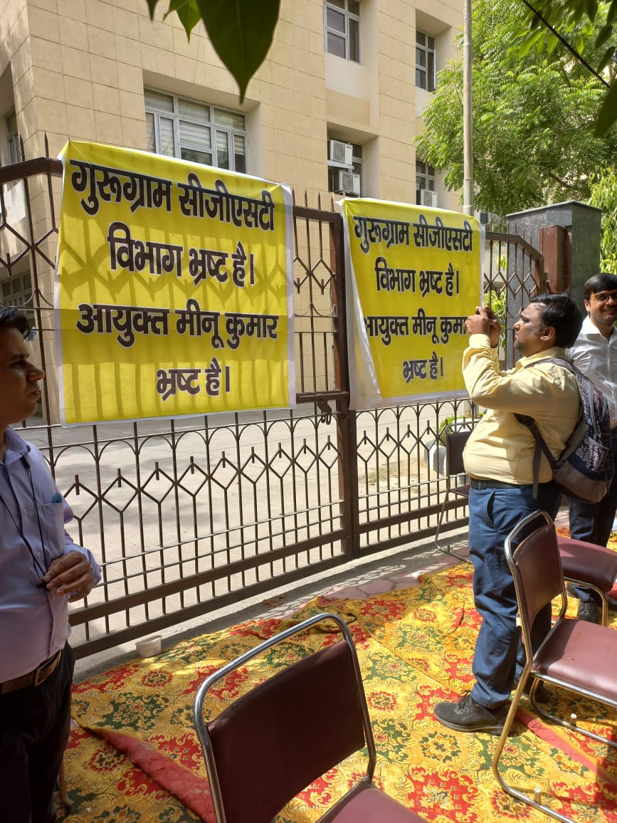 shubhamgoyal8's tweet photo. भ्रष्ट आयुक्त मीनू कुमार ने खुद अपना बचाब करने के लिए बनाया दो #CA को मोहरा।
मीनू कुमार को गिरफ्तार करो।
#justiceforCA #Saveicai https://t.co/zqD4zbShKo