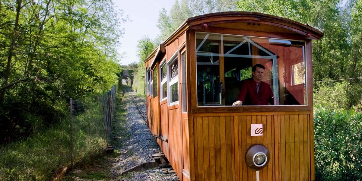 FGCcorporatiu's tweet photo. Viatja en un funicular de 1924! 🤩 😳

El Funicular de Gelida és un dels trens turístics d’FGC @turistren_fgc i encara conserva la maquinària de l’antic Funicular del Tibidabo

Puja-hi i descobreix la història de l’Alt Penedès!

https://t.co/vvfV1g2UA8

#Turistren #TurismeFGC https://t.co/J3q2oX7RY6