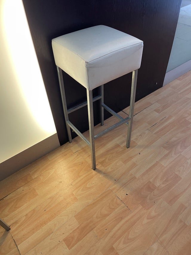 TOM_RIERA's tweet photo. Vendo "Taburete bar " en #wallapop https://t.co/1R2XEDYq2v https://t.co/4zeDTBY5f2