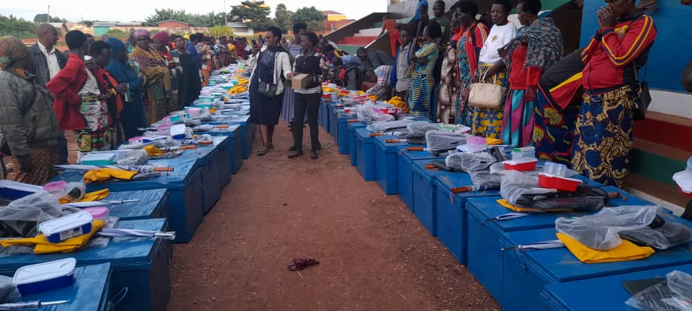 Burundi_HNTPO's tweet photo. 05/22, distribution par #PathfinderInt de kits de travail aux agents de santé communautaire à @CibitokeProv et @NgoziProvince. Ce don leur permet d’être suffisamment outillé pour mieux servir leurs communautés. @UEauBurundi. https://t.co/f82LrMJaHe
