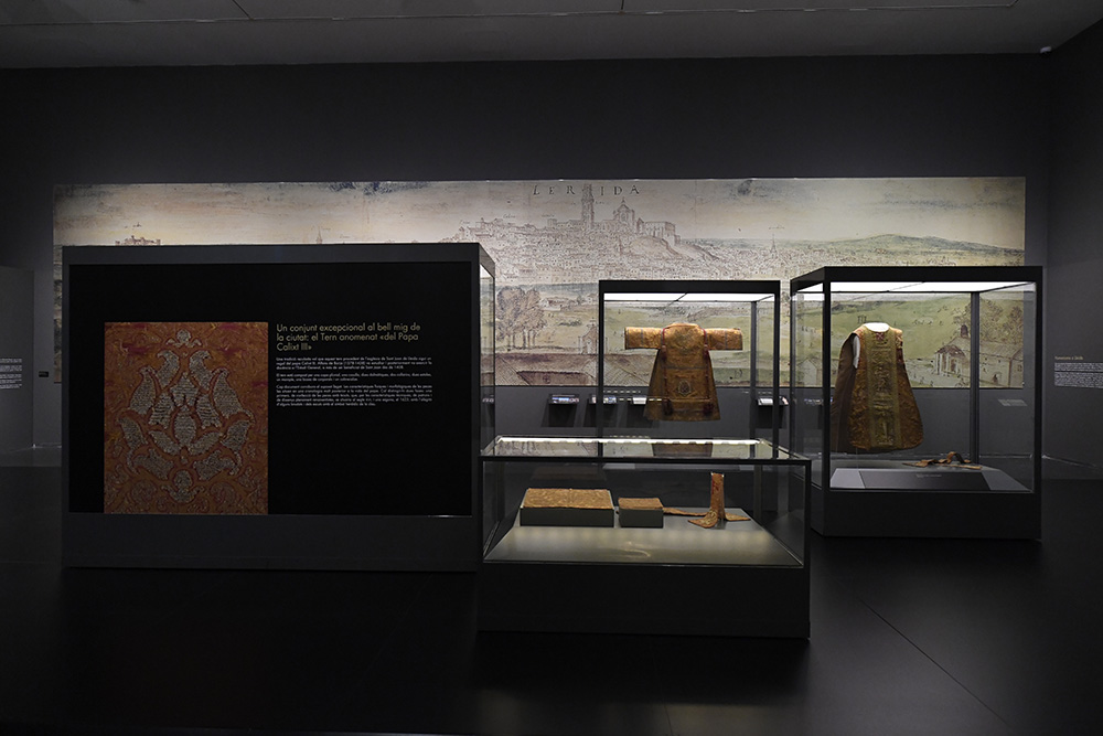 museudelleida's tweet photo. Tenim tres exposicions en marxa: "Imago Urbis. La Lleida del segle XVI" (fins al 12 de juny), "Els amors dels déus" i Taula de la Mare de Déu, el Nen i Santa Anna (aquestes fins a l'11 de setembre). Aquest sí que és #ElPoderDelsMuseus 😉

Fotos: @Santi__Iglesias https://t.co/pmLzmihsDn