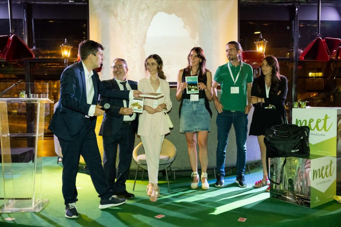 Junta_Ex's tweet photo. Más de 1⃣0⃣0⃣ agentes de viaje y turoperadores 🧳✈️ han conocido los atractivos del #DestinoExtremadura
La 15ª edición #MeetExtremadura plantea una clara apuesta por el turismo 🇪🇸
@F_MartinSimon: "Para conquistar mercados, es necesario sumar y agruparse"
👉https://t.co/OTa7uX4w29 https://t.co/XVTw0q5cCi
