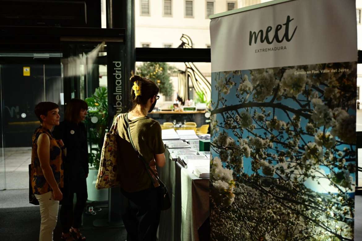 Junta_Ex's tweet photo. Más de 1⃣0⃣0⃣ agentes de viaje y turoperadores 🧳✈️ han conocido los atractivos del #DestinoExtremadura
La 15ª edición #MeetExtremadura plantea una clara apuesta por el turismo 🇪🇸
@F_MartinSimon: "Para conquistar mercados, es necesario sumar y agruparse"
👉https://t.co/OTa7uX4w29 https://t.co/XVTw0q5cCi