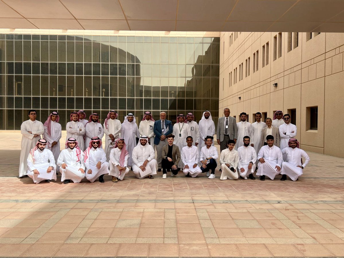 جانب من مناقشة استديو التصميم العمراني و الذي تناول تطوير منطقة وسط حائل، شارك في تحكيم المشاريع اعضاء هيئة التدريس من قسم العمارة بجامعة حائل و امين مجلس المنطقة و مدير فرع التراث.