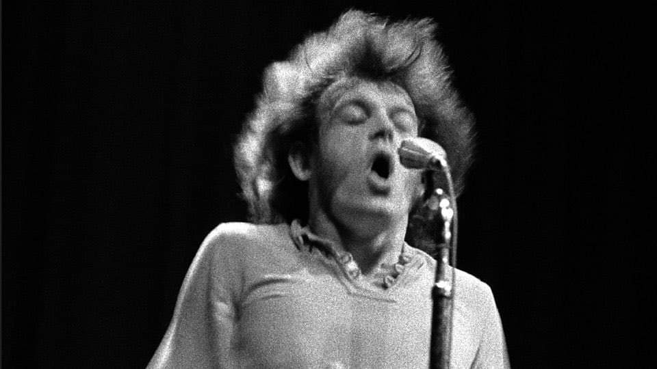 freefmworld's tweet photo. 1942 nace #JoeCocker, intérprete de exitosos covers como 'With a Little Help from My Friends' de #TheBeatles, 'You Can Leave Your Hat On' de Randy Newman y 'Unchain My Heart' de Ray Charles. Joe Cocker falleció a los 70 años n 2014.   #freefm  #Madrid #musica #rock #freefmrock https://t.co/H1fV1Nv501