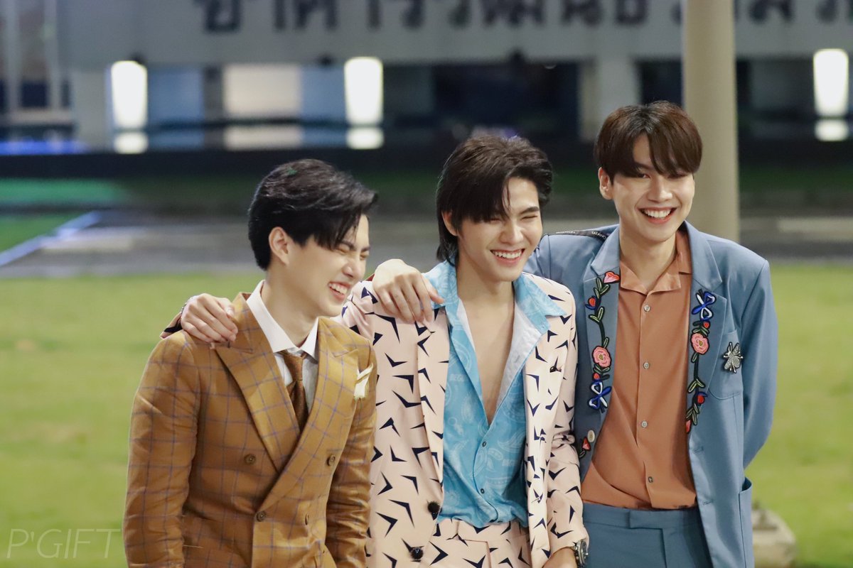 รอยยิ้มของ 3 หนุ่ม แก๊งค์เพื่อน 😄
 [ คนโปรด ตะวัน ไทย ]
#MayaEntertainAwards2022  
#thetheoryseriesทฤษฎีรัก 
#BENZALERT <a href="/Benzalert_np/">BENZALERT 🙏🏻</a>
#tppiyawat <a href="/PpiyawatT/">TPpiyawat</a>
#ohmpasawit <a href="/OhmPasawit/">ohm.pasawit</a>