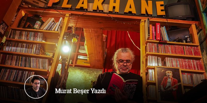 gazetekadikoy's tweet photo. BİR PLAK KIRAATHANESİ
Plakhane’nin şenlikli yüzü Deniz Bayrak ile tanıştığım anı unutamam. Ortağı Cafer İşleyen ile geçinemedikleri müzisyenliği sürdürebilmek için, ellerinde biriken plaklarla, 2011 yılının bir dükkân açmışlardı... 
@muratbesercom yazdı
https://t.co/sfYKxlPR3P https://t.co/buhRCnDR7o