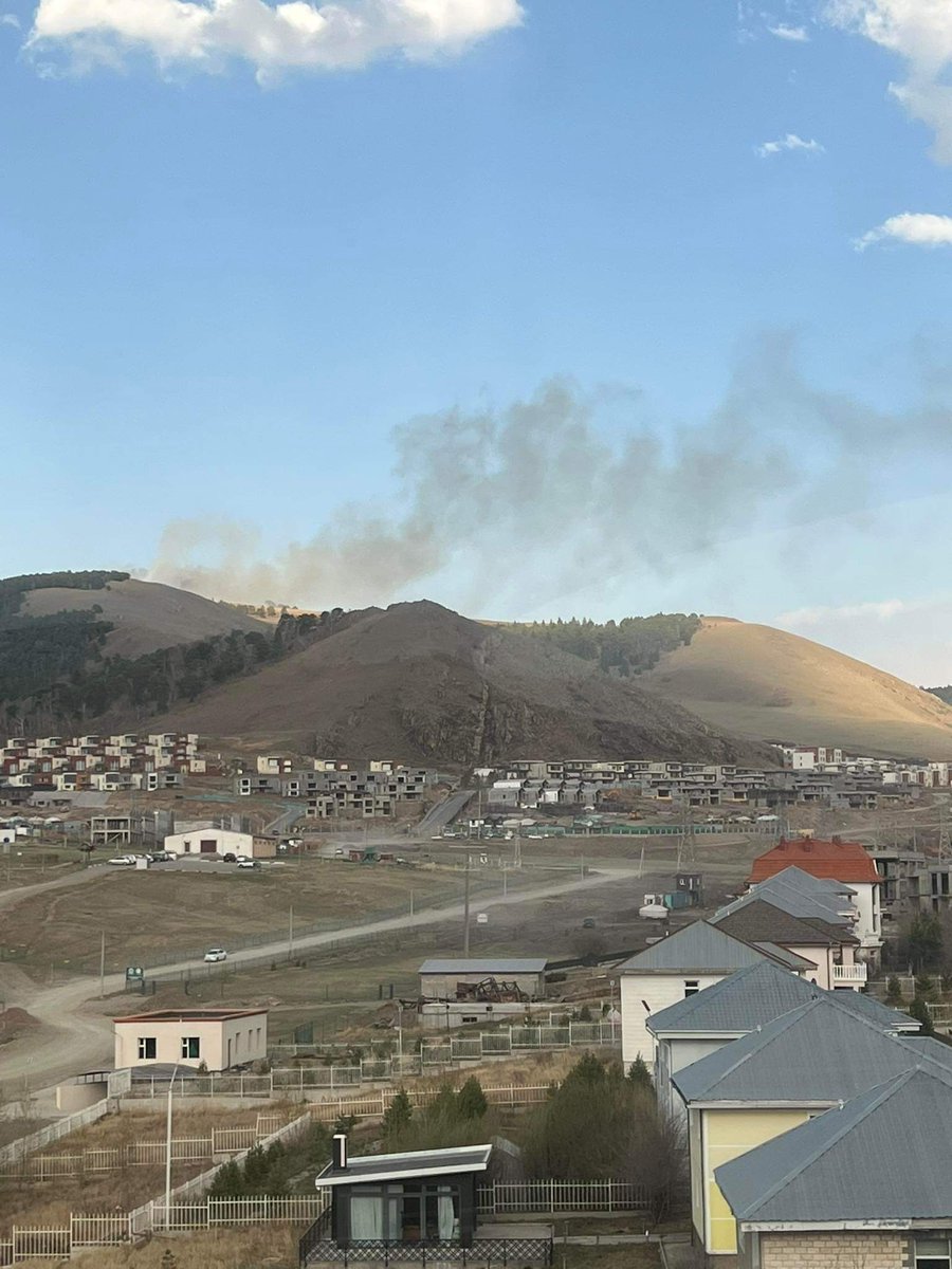 Богдхан уулын Жаргалантын ам, Нүхтийн амны орой хэсгээр түймэр гарч байна. Гал дээр Хамгаалалтын захиргааны алба хаагчид болон байгаль хамгаалагч нар ажиллаж байна.