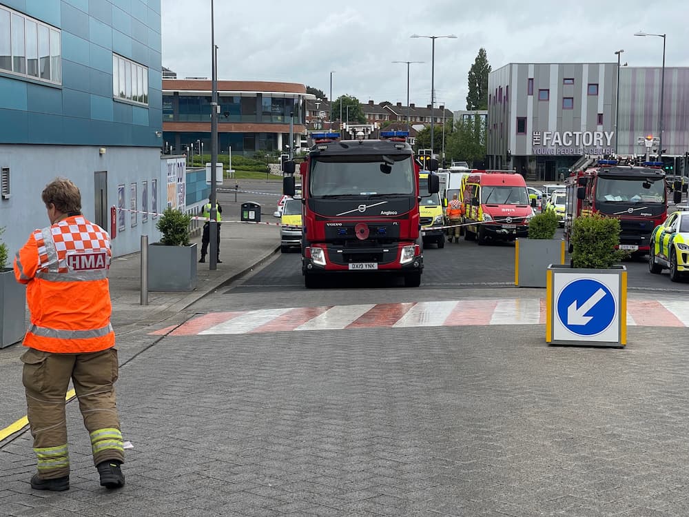 ONGOING INCIDENT: All emergency services attending incident at #Longbridge Sainsburys after several people reported ’minor breathing problems’ - store evacuated &amp; High Street CLOSED at Longbridge Lane - Please avoid

More:  bvoices.uk/3wHn9wD

📷 <a href="/WestMidsFire/">West Midlands Fire Service</a>