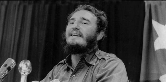 #Fidel: 'Porque cuando un pueblo está construyendo su futuro, cuando un pueblo se ha salido del pasado y ha roto las cadenas ... ¡ese pueblo no se resigna jamás a abandonar el camino emprendido, a ese pueblo no podrán vencerlo nada ni nadie!' (20/05/1960)