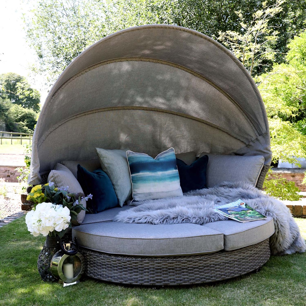 SupremoUK's tweet photo. Put your feet up and relax this Friday afternoon.
⁠
The working week is over and the weekend is on its way. What are you going to be doing to relax today?⁠

#relax #gardenfurniture #gardenideas #gardenstyle #weekendvibes #relaxing #daybed #TGIF https://t.co/nzzFnIqgpe