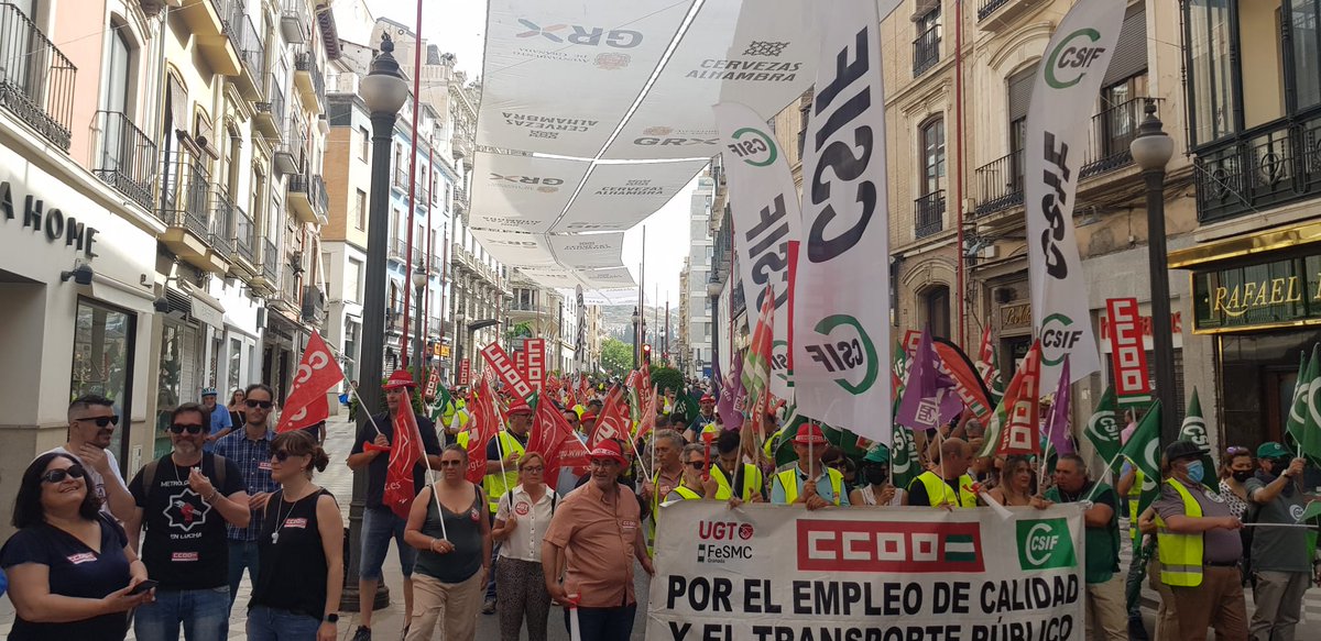 CCOO_Rober_GR's tweet photo. @ideal_granada
@granadahoy @cgmimgranada
@IndeGranada 
@GacetaGranada
@AhoraGranada
@TG7tv
@aytogr
@Alsa_autobuses
Masiva participación en la primera movilización de los trabajadores de ALSA/rober
Animo compañeros que esta nueva dirección no pisotee el convenio con 60 años . https://t.co/FDMYTX70po