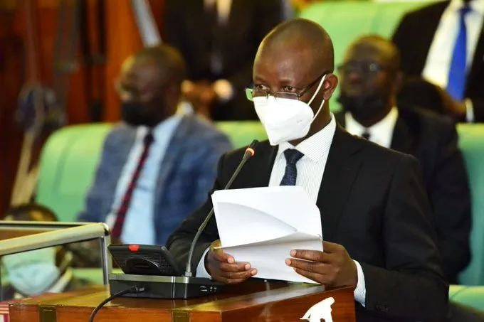 ekyooto's tweet photo. "It would be very immoral for this House to approve Shs677 billion for a residence of just two adults (State House) moreover the president and his wife both of them are salaried people"- MP Ibrahim Ssemujju #EkyootoUpdates via Parliament Watch
#PlenaryUg https://t.co/OUfMQeCyc5