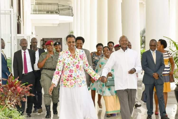 ekyooto's tweet photo. "It would be very immoral for this House to approve Shs677 billion for a residence of just two adults (State House) moreover the president and his wife both of them are salaried people"- MP Ibrahim Ssemujju #EkyootoUpdates via Parliament Watch
#PlenaryUg https://t.co/OUfMQeCyc5
